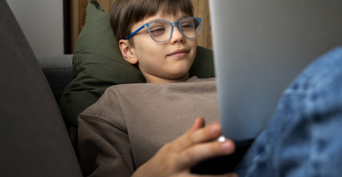 Смартфон и компьютер портят зрение детей?