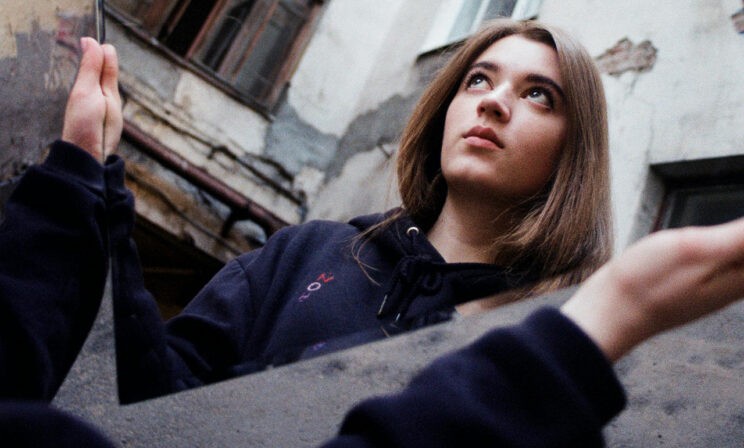 Подросток страдает из-за высокого роста. 6 шагов, чтобы помочь ему принять себя