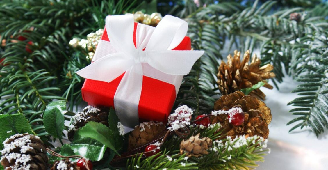 Почему ехать с подарками в детдом — плохая идея?