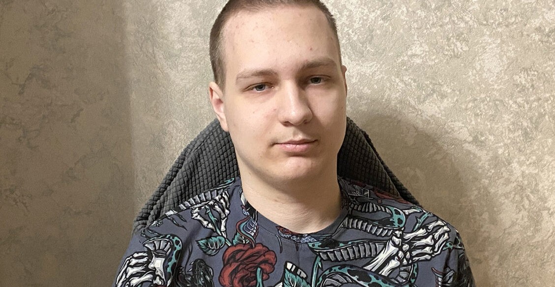 Даниил прыгнул в бассейн и исчез под водой