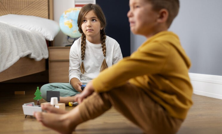«7-летний сын не хочет делиться игрушками с младшей сестрой»