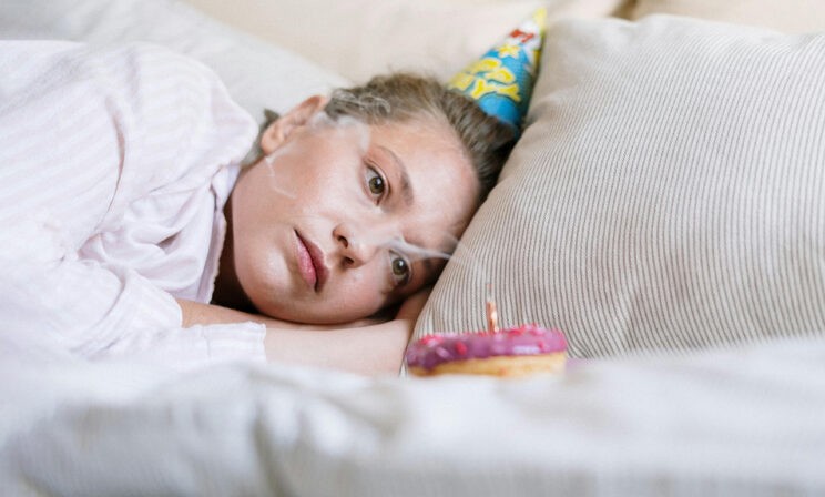 «Стыдно, что везде хожу одна». Психолог Яна Катаева — о причинах одиночества