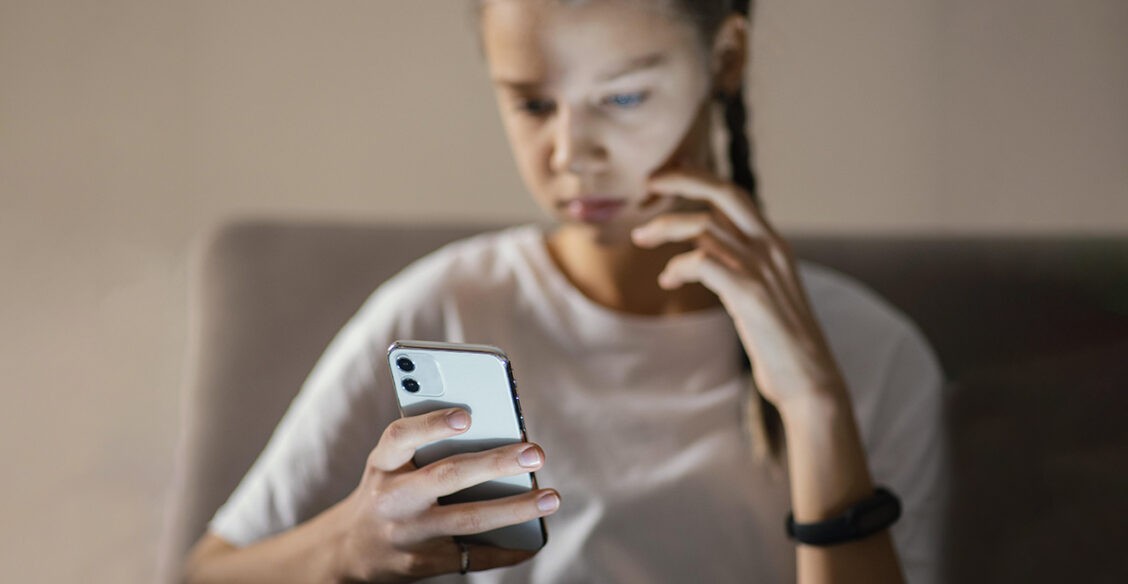 «Ничего не говори маме», — убеждали мошенники. 18-летняя студентка сообщила им код от Госуслуг