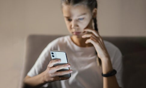 «Ничего не говори маме», — убеждали мошенники. 18-летняя студентка сообщила им код от Госуслуг