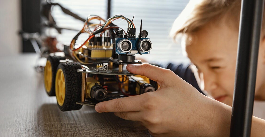 Через 10 лет многих профессий не станет. Чему научить детей?