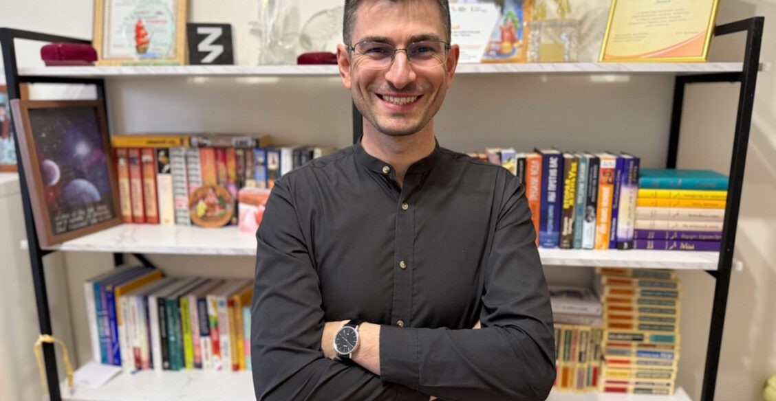 «Дети говорят, что мои мемы устарели». Учитель обществознания Алихан Динаев