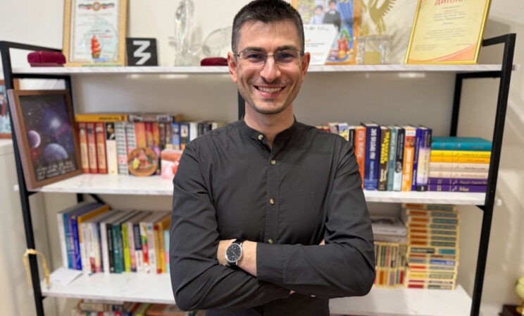 «Главный “лайфхак” к ЕГЭ — занятия по 5 часов в неделю». Учитель обществознания Алихан Динаев