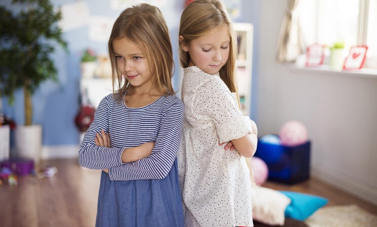 «Ты мне больше не подруга», — услышала дочь на детской площадке. Как утешить ребенка?