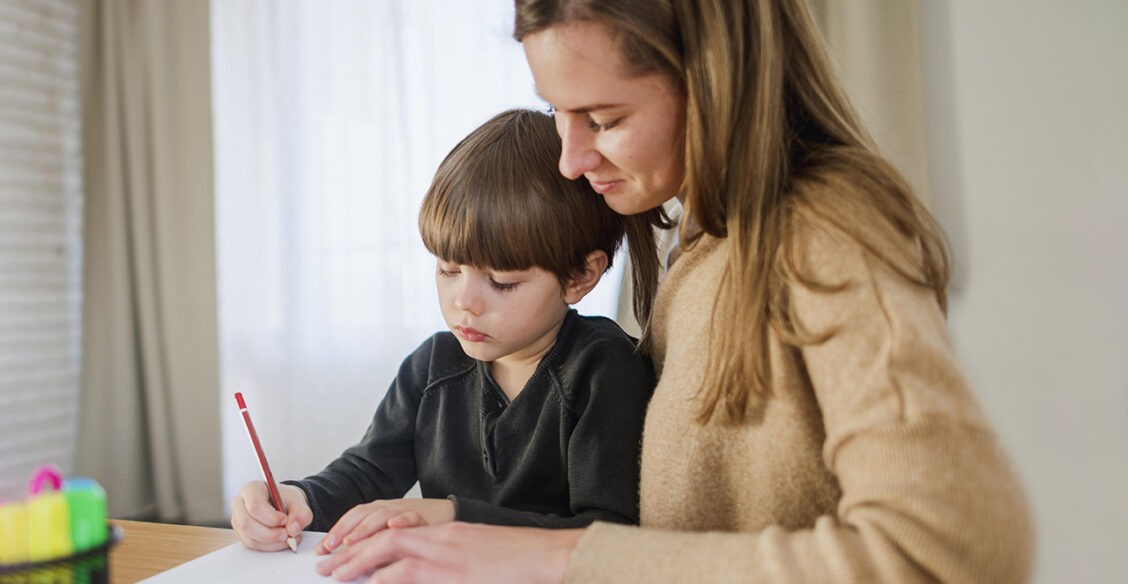 В 5 лет ребенок не хочет выводить буквы. Надо ли до школы учить его чтению, счету и письму?