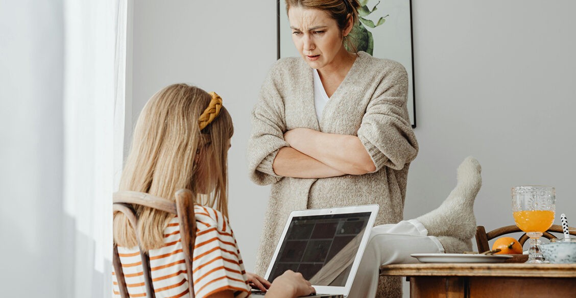 «Я десять раз попросила, а он будто не слышит!» Психолог — об ошибках в разговоре с подростками