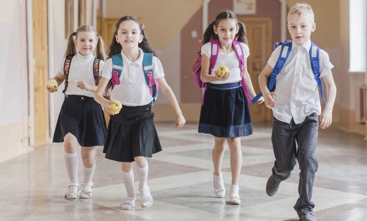 «На переменах первоклассники дерутся в коридоре». Кто должен следить за детьми?