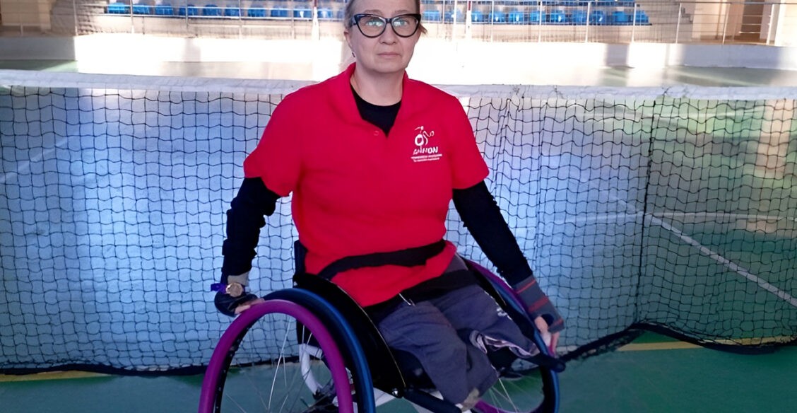 В автобусе на Ирину упал пассажир и сломал ее коляску