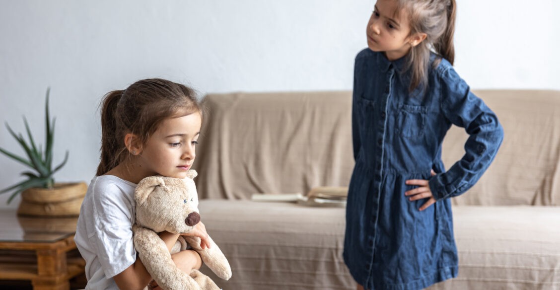 «Старшая дочь из ревности вырывала младенца у меня из рук». Честные истории родителей