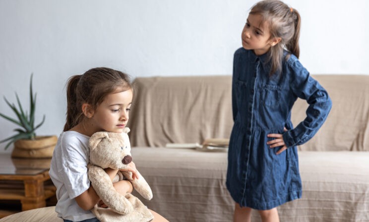 «Старшая дочь из ревности вырывала младенца у меня из рук». Честные истории родителей