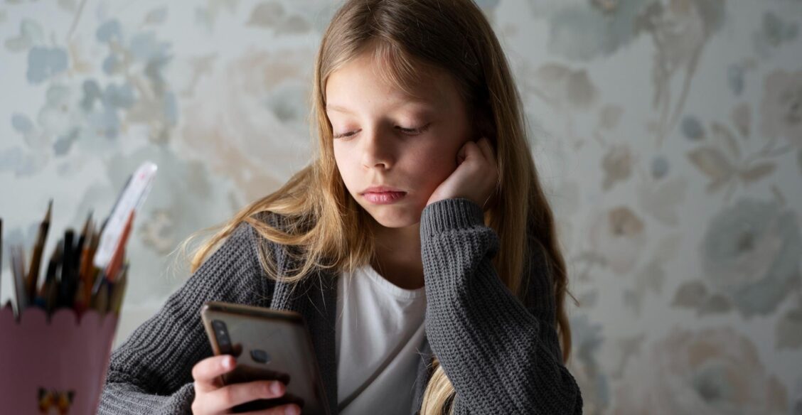 «Сначала просят потанцевать в белье за лайки». Как детей вынуждают прислать интимные фото