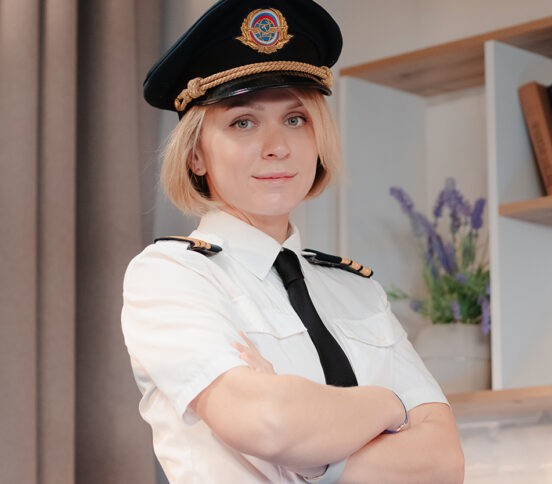 «Пассажиру привиделась бабушка и сказала, что самолет разобьется». Пилот Юлия Пакулина — о ситуациях на борту