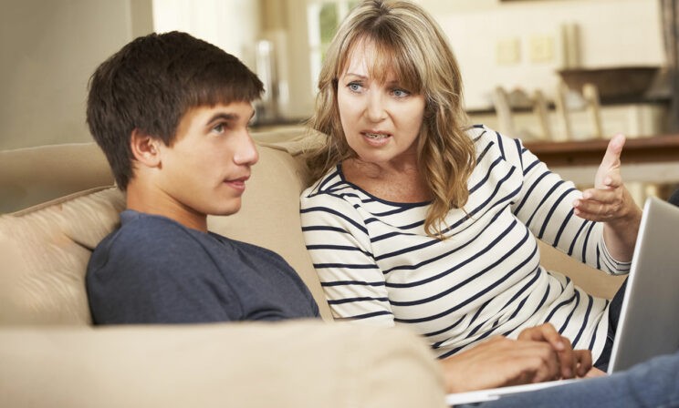 «Сын говорит со мной на сленге, мне это не нравится». Что ответить подростку?