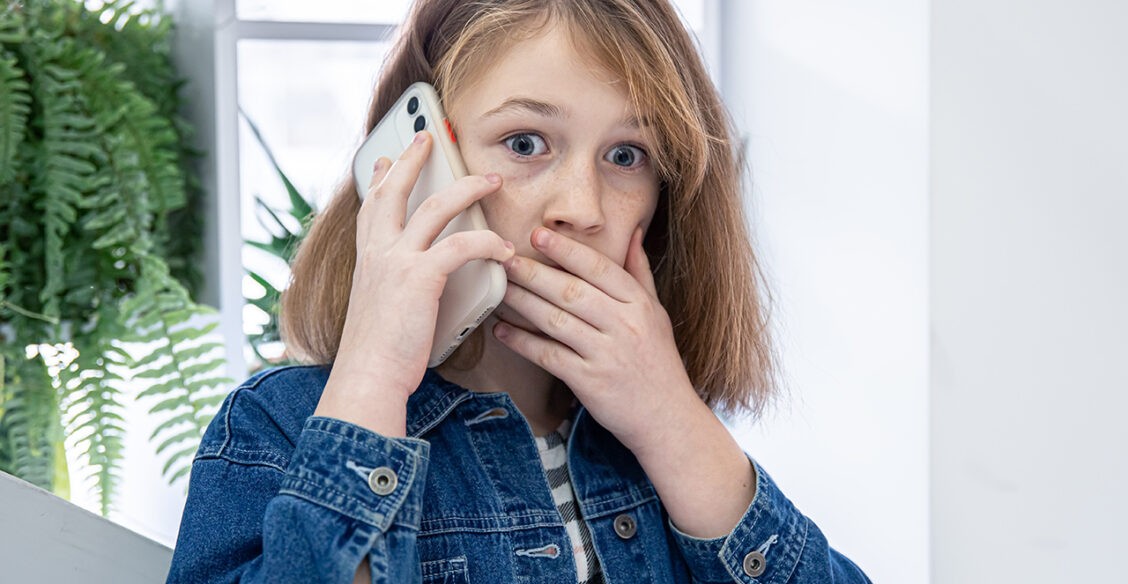 Подростку в соцсетях пишут мошенники. Правила, которые помогут его защитить
