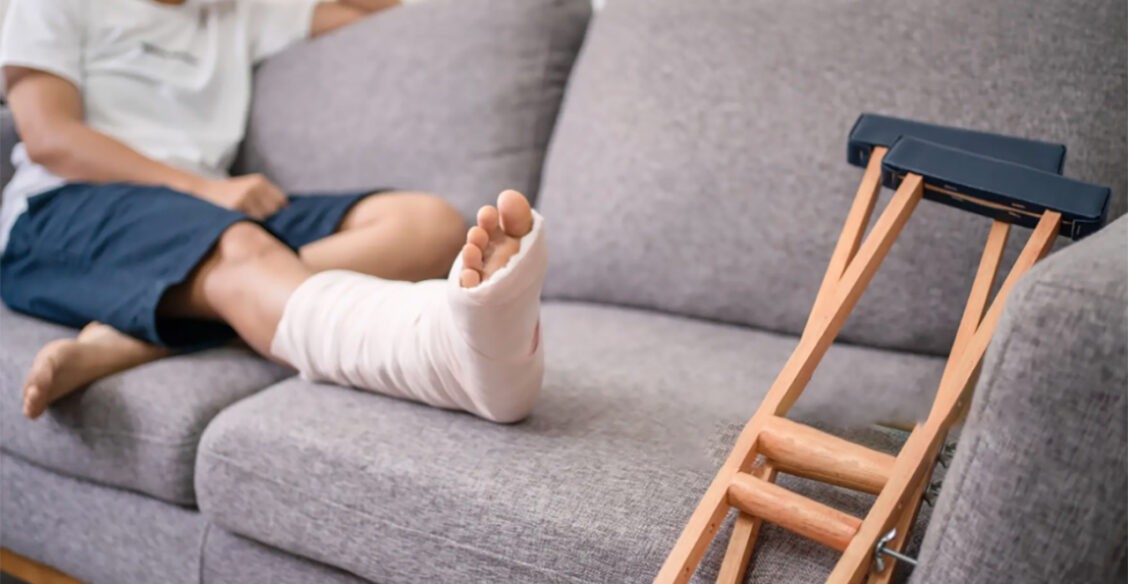 Мой ученик сломал ногу на перемене. Несу ли я за это ответственность, если меня не было в школе?