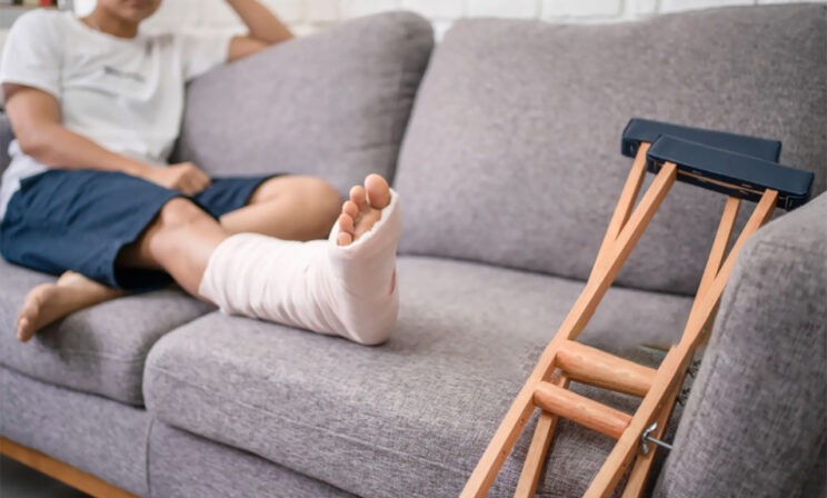 Мой ученик сломал ногу на перемене. Несу ли я за это ответственность, если меня не было в школе?