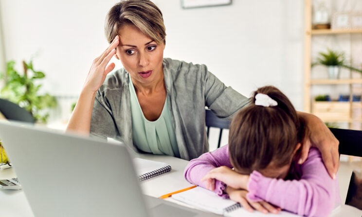 «Я перестала верить в самостоятельность и наняла репетиторов по всем предметам». Родители — об учебе дома