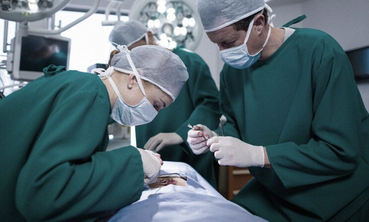 «Мы примчались ночью в село — у парня ранение в печень, а мне надо впервые делать доступ Рио Бранко». Хирург Николай Бородин — о спасенных жизнях