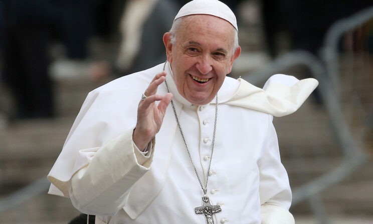 Читал Достоевского и отказался от привилегий в Ватикане. 10 фактов о Папе Франциске