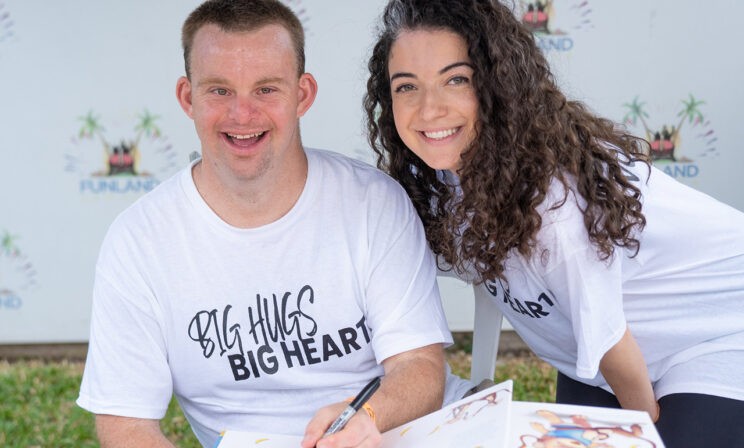 За пять лет Тим обнял людей 75 тысяч раз. У него синдром Дауна, собственный бизнес и любимая девушка