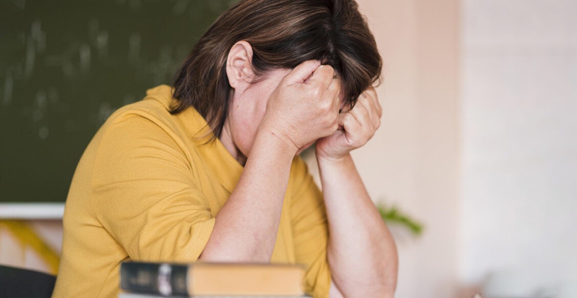 «Я — учитель, старшеклассники грубо шутят надо мной»