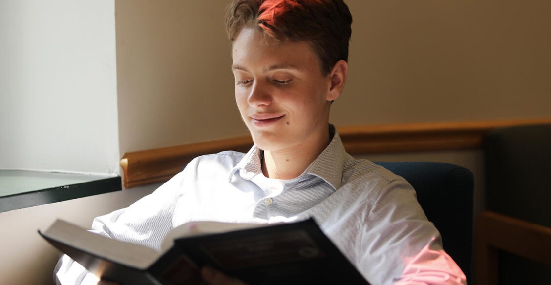 В 15 лет мальчик поступил в университет, чтобы стать бухгалтером и юристом