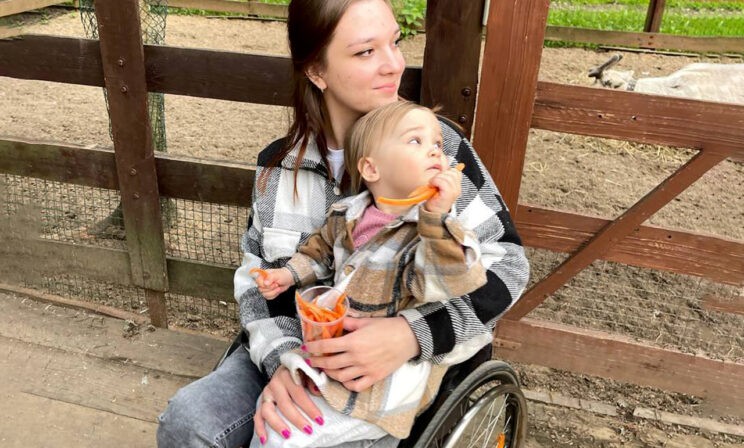 «В инвалидной коляске нельзя». Елену не пустили в игровую комнату вместе с трехлетней дочерью