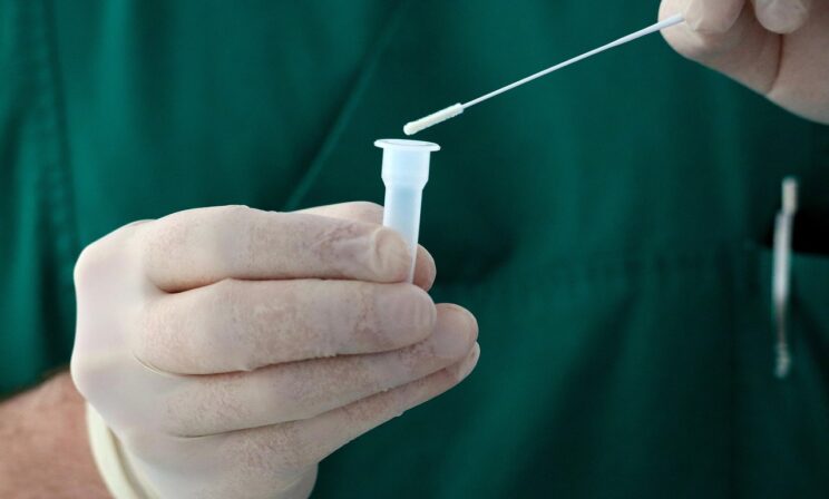 Минздрав не будет вводить дополнительные меры из-за нового штамма ковида в России