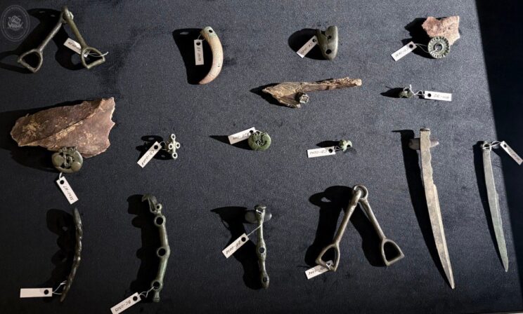 В Долине царей в Туве найдены скифские золотые украшения и кинжалы