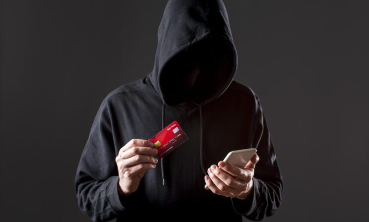 Мошенники воруют деньги у российских школьников, угрожая недопуском к ЕГЭ