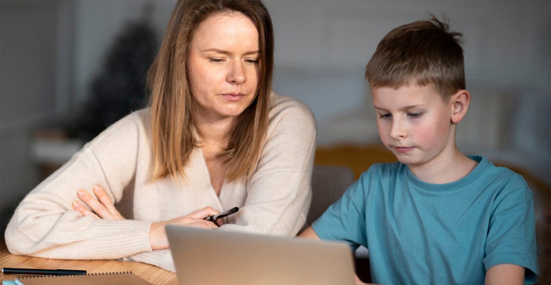 Сын садится за уроки только после скандала. Как мне перестать орать