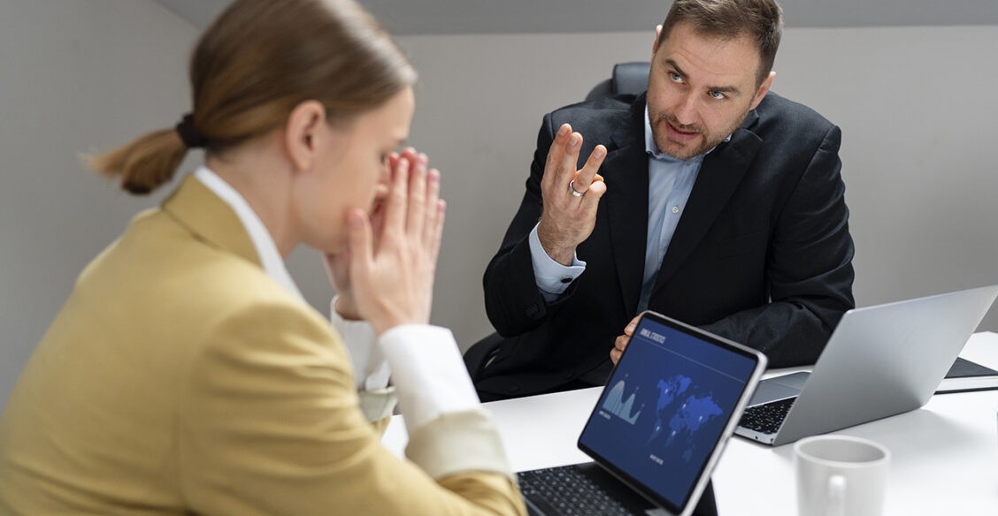 Из школьного кабинета пропала куртка ученика. Родители требуют компенсации у педагога