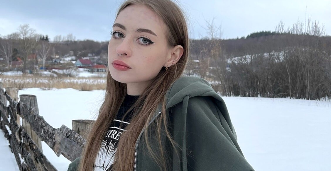 «Еще немного — и меня парализует». Кристине нужна операция