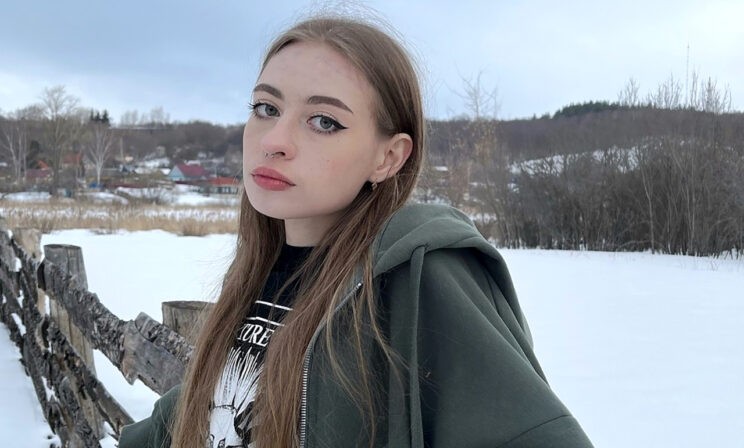 «Еще немного — и меня парализует». Кристине нужна операция