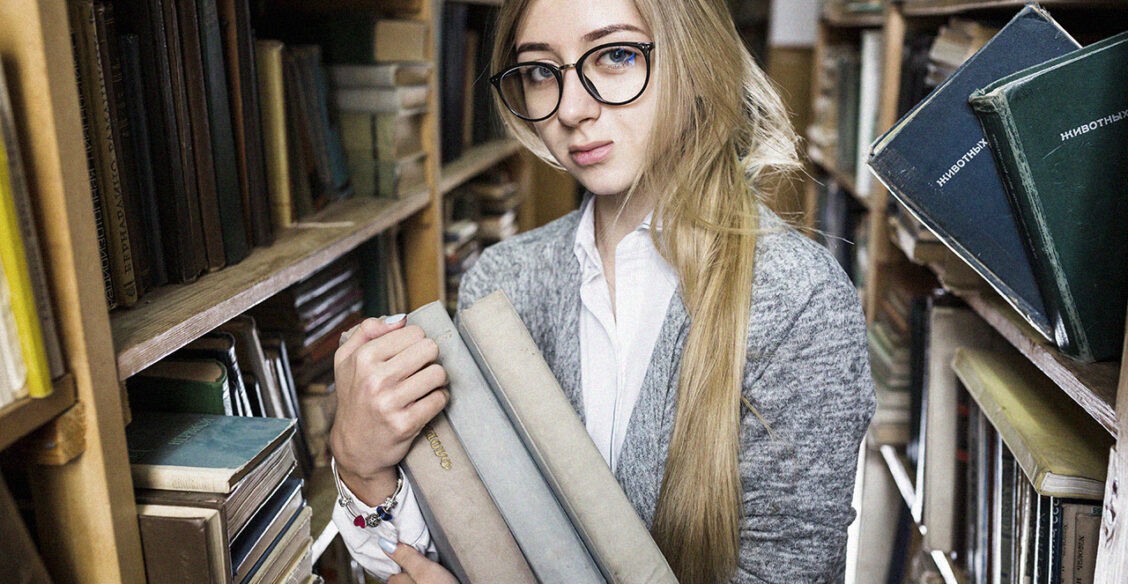 «Пересдача угнетала, было страшно недобрать баллов, а когда я вышла — расплакалась». Истории выпускников