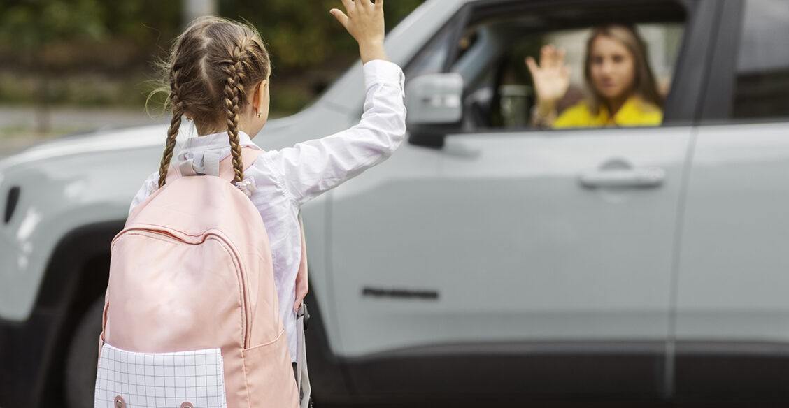 Хочу отправить 10-летнюю дочь в летний лагерь. Но готова ли она отдыхать без родителей?