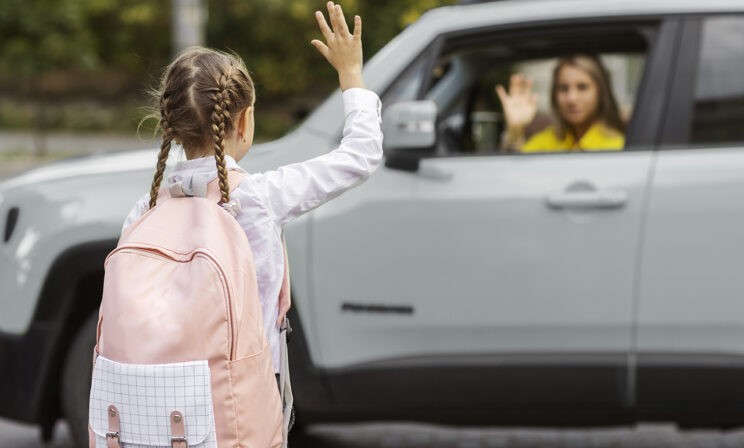 Хочу отправить 10-летнюю дочь в летний лагерь. Но готова ли она отдыхать без родителей?