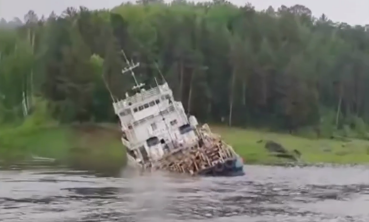 30 тонн топлива вылилось в Енисей с севшего на мель теплохода