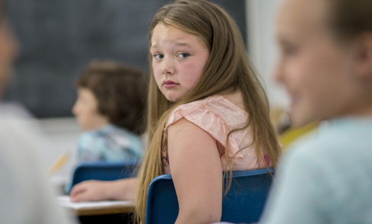 «Обзывали, заперли в раздевалке, а потом толкнули на физкультуре». История одной травли