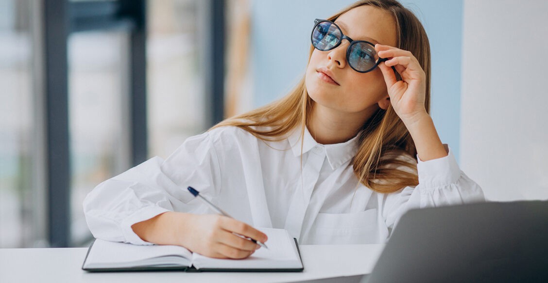 «Случилась истерика на ЕГЭ». Умные очки, круглый стол и запрет на иконы