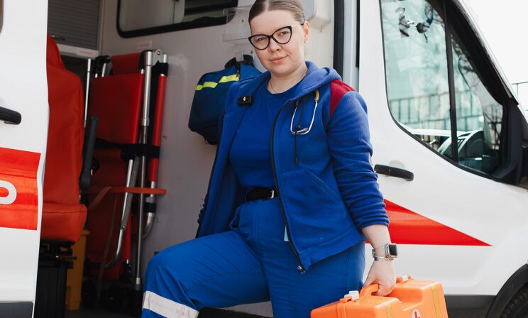 Входим в квартиру, а пациентка говорит: «Я уже родила». Истории от врача скорой помощи