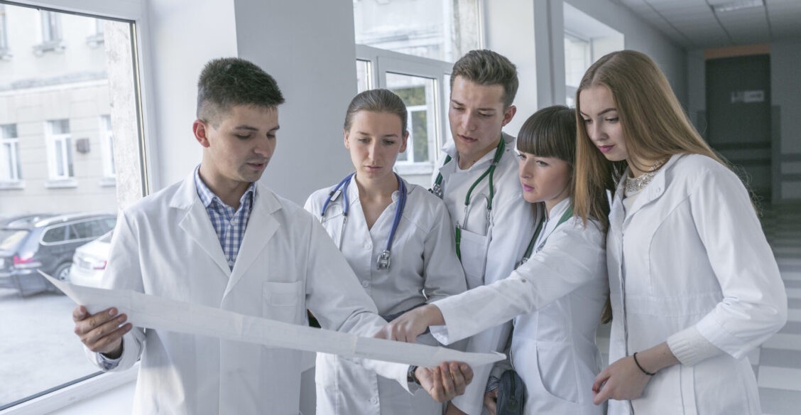 Сантехники и врачи: «крестный отец» ИИ назвал безопасные профессии в ближайшие годы