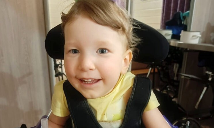 У Евы спинальная мышечная атрофия. Но у нее есть шанс встать на ноги