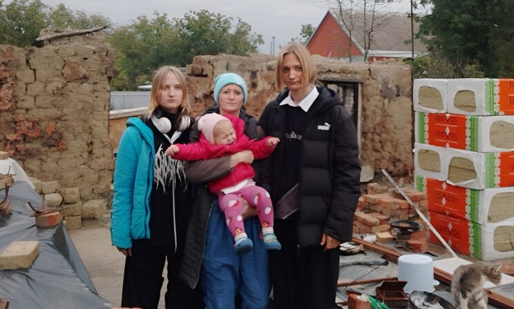 После пожара многодетной семье пришлось ночевать в грузовике