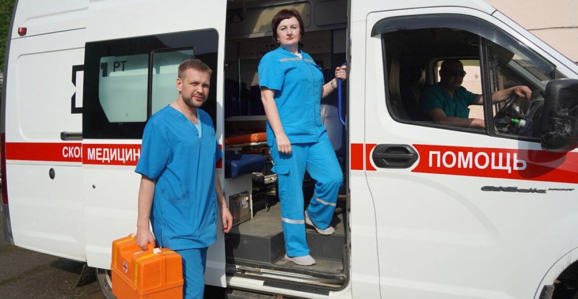 На Урале спасли годовалого ребенка, запертого в машине в 30-градусную жару