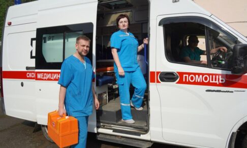 На Урале спасли годовалого ребенка, запертого в машине в 30-градусную жару